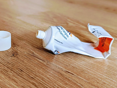 Un truco de reciclaje transforma tubitos en soluciones prácticas para hogar cotidiano.