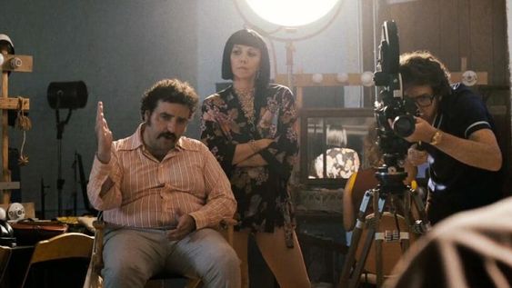 La meca de la industria audiovisual vuelve a rodar algunos películas y estiman nuevas formas de producción, para evitar el contacto físico.