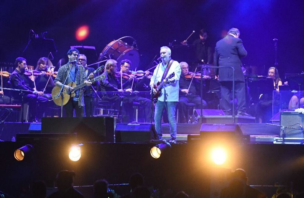 La Filarmónica y Lebón conjugaron de tal forma que hicieron viajar en el tiempo a los miles de espectadores presentes. Foto: José Gutiérrez / Los Andes