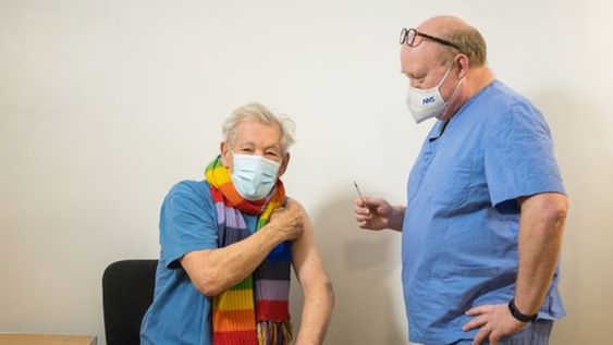 ‘Gandalf’ recibió la vacuna contra el coronavirus y pidió sumarse a la campaña para frenar la pandemia