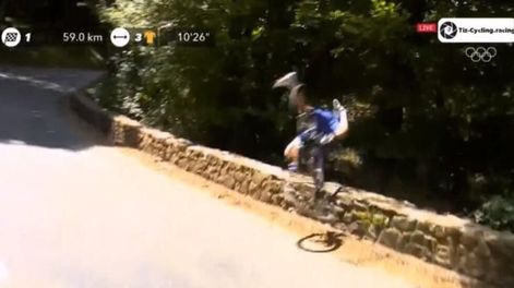 Tour de France: se salvó de milagro tras caer en un barranco
