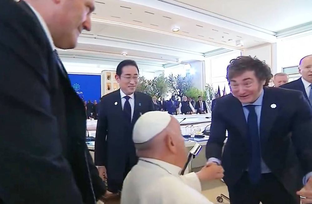 Encuentro entre el papa Francisco y Javier Milei en la cumbre del G7.