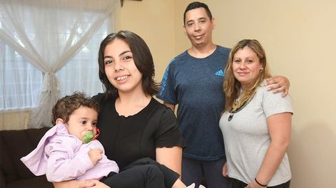 Agustina Julieta Benitez Chana, ganadora de la Beca Adolfo Calle, evento que realiza Diario Los Andes.Agustina junto a su hermanita Sofía y sus padres Federico y Lorena.Foto: José Gutierrez / Los Andes