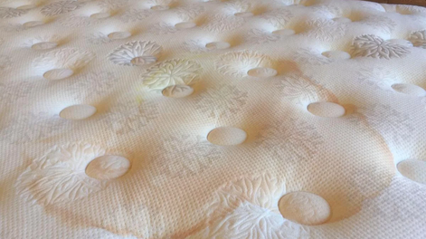 Cómo limpiar colchones manchados y que luzcan como nuevos con 1 solo ingrediente