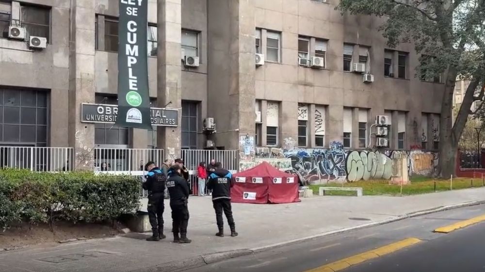 Murió un joven de 22 años tras caer desde el tercer piso de un edificio de la UBA en Recoleta.