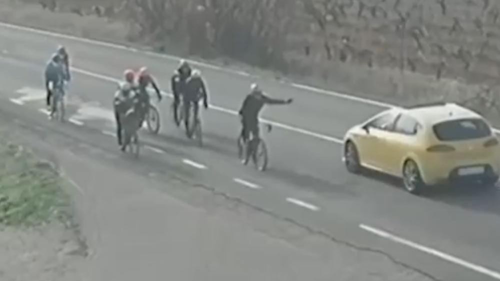Violencia al volante: un conductor intentó atropellar a siete ciclistas tras pedir que bajara la velocidad