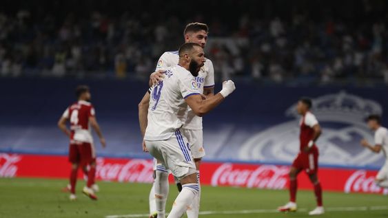 Tres goles del capitán y goleador Karim Benzema marcaron el camino del triunfo del Real Madrid en su regreso al Bernabeu. (@realmadrid)