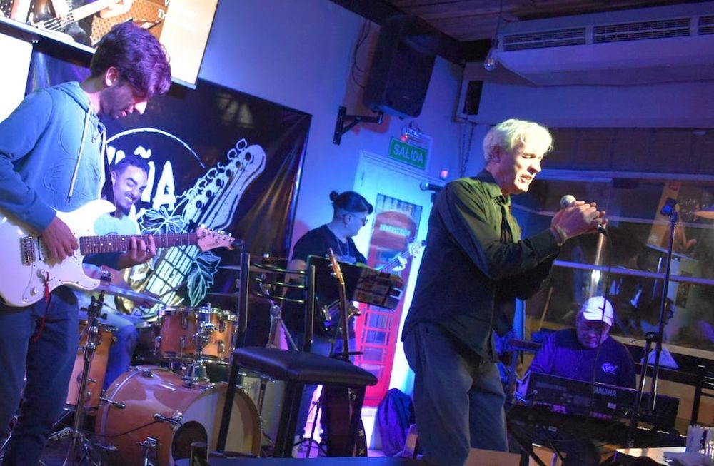 La banda Ella También, con temas de Luis Alberto Spinetta
