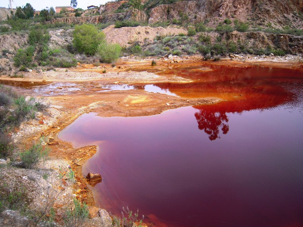 Agua contaminada por miner&iacute;a.