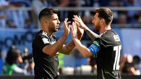 Agüero y Messi, compañeros en la Selección Argentina, podrían jugar juntos en Barcelona. En el club todavía dudan. / archivo