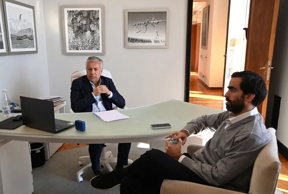 El gobernador, Alfredo Cornejo junto con el ministro de Hacienda, V&iacute;ctor Fayad.