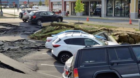 Un enorme pozo se tragó seis autos en un estacionamiento de EE.UU.