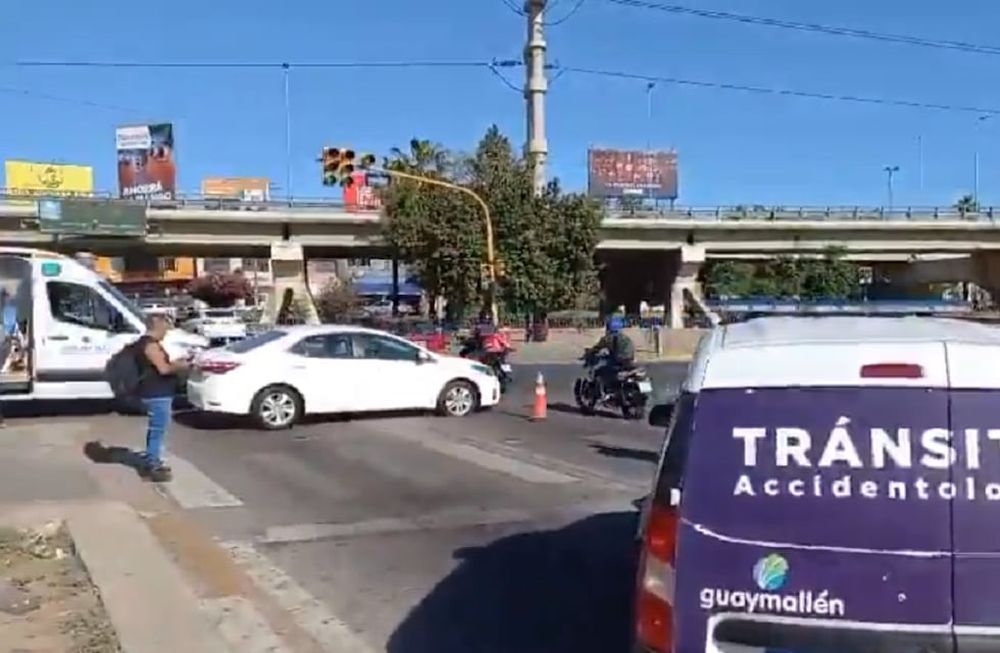 Choque en Nudo Vial entre dos autos provocó demoras en el ingreso a la Ciudad a través del Acceso Este (Gentileza / X @radiomitremza)