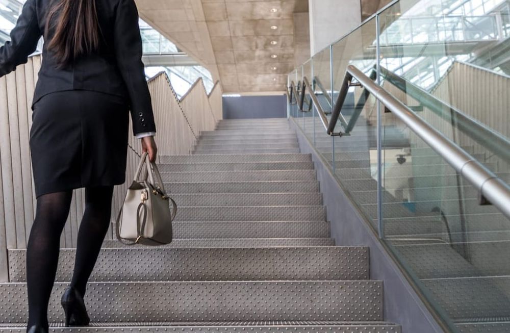 Subir escaleras es uno de los ejercicios recomendados en lugar del uso del ascensor