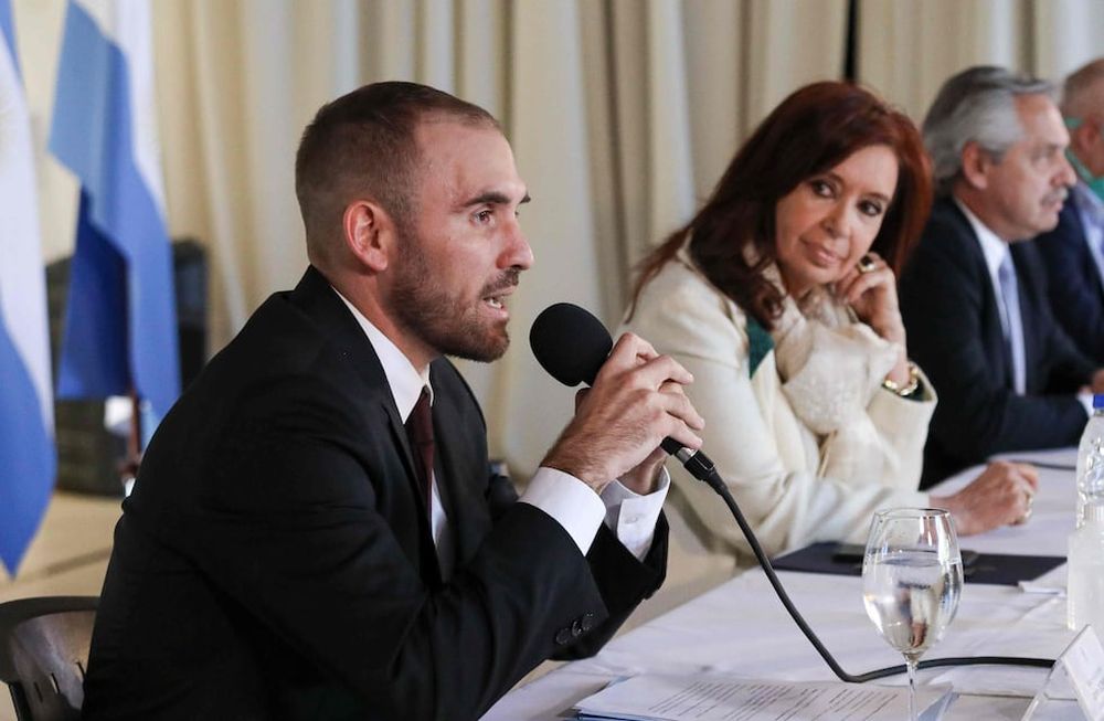 El 16 de abril, Guzmán lanzaba la primera oferta diciendo que no había más plata para otra oferta. A su lado estuvo la vicepresidenta Cristina Fernández.