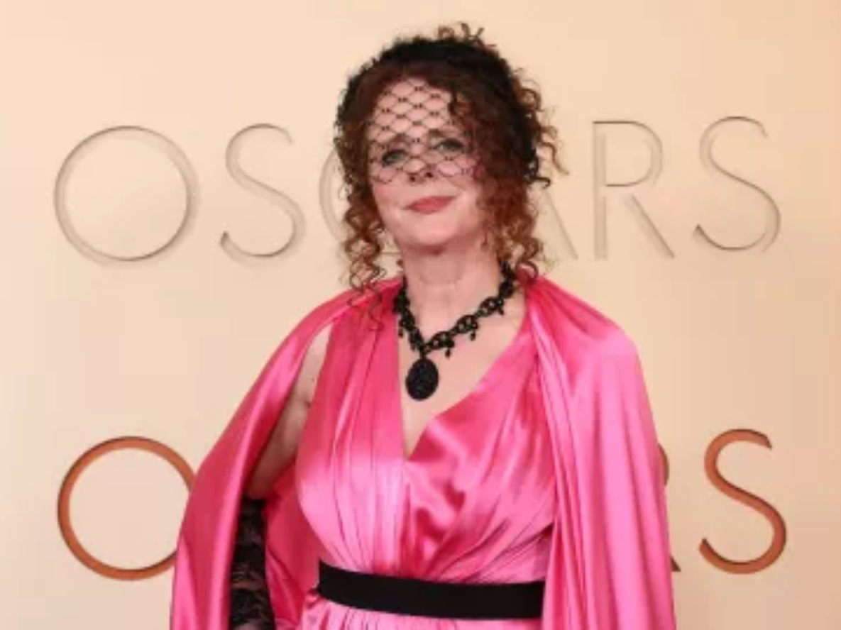 Maggie OFarrell, autora del libro Hamnet que inspiró a la película. Uno de los peores looks de la noche.