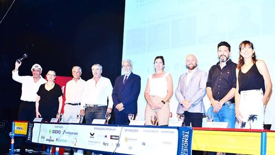 En esta imagen, uno de los eventos Tendiez del 2022 en Neuquén. A la izquierda, los Arquitectos Hernán Barbero y Alicia Falconi cerrando el evento junto a prestigiosos oradores.