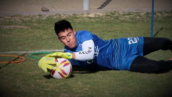 Soria tiene una muy buena contextura física, gran manejo con los pies y es sobrio bajo los tres palos. Oldrá le ve un estilo similar al de Pity Aracena.