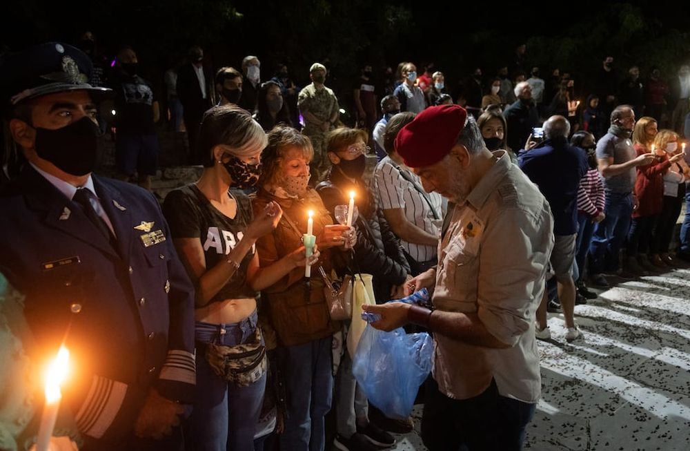 En la plaza Independencia se realizó este jueves una vigilia para conmemorar el Día del Veterano y de los Caídos en la Guerra de Malvinas, y a las 0 del viernes 2 de abril se encendió una vela y se nombró a los 15 mendocinos fallecidos en el conflicto. Foto: Ignacio Blanco / Los Andes