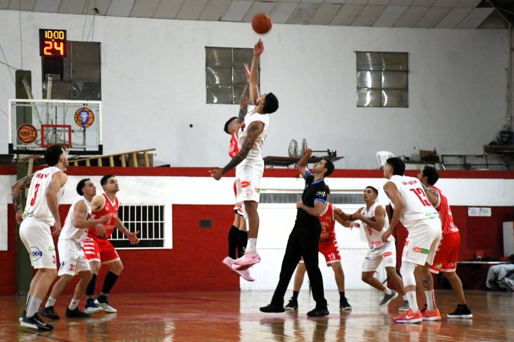 Hurac&aacute;n Las Heras venci&oacute; 80-79 a Central Argentino en condici&oacute;n de visitante por el primer punto de la serie de playoffs en la Oeste de la Liga Federal de B&aacute;squet.&nbsp;