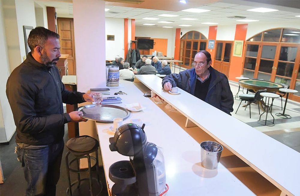 En el Club Social Luján aún en la actualidad se mantienen inalterables las comidas entre varones de los viernes. Angel es quien está a cargo de la cantina del club y Hugo, un socio. Foto: José Gutierrez / Los Andes