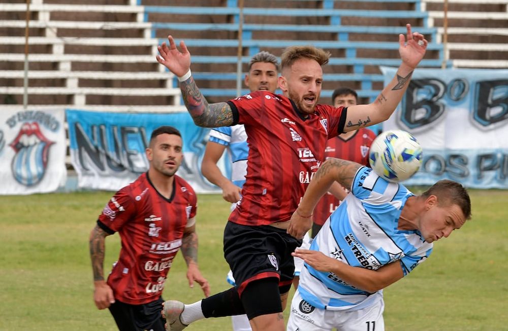 Se llevó la pelota. Paul Martín, autor de los tres goles de Argentino, lucha con Escandar. El Boli derrotó 3-1 a Luján en San José. Foto: Orlando Pelichotti