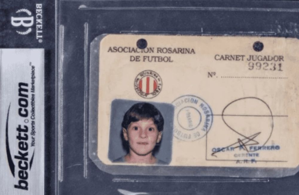 El artículo tiene una foto 4x4 de la Pulga y cuenta con una de sus primeras firmas. La puja, que se cierra el 23 de octubre, ya superó los 30.000 dólares. / Gentileza.