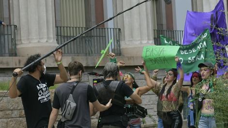 Los Andes | En la ciudad de Mendoza filman escenas de la película Papá al Rescate, protagonizada por Benjamín Vicuña y Laura Fernández. Foto: Orlando Pelichotti