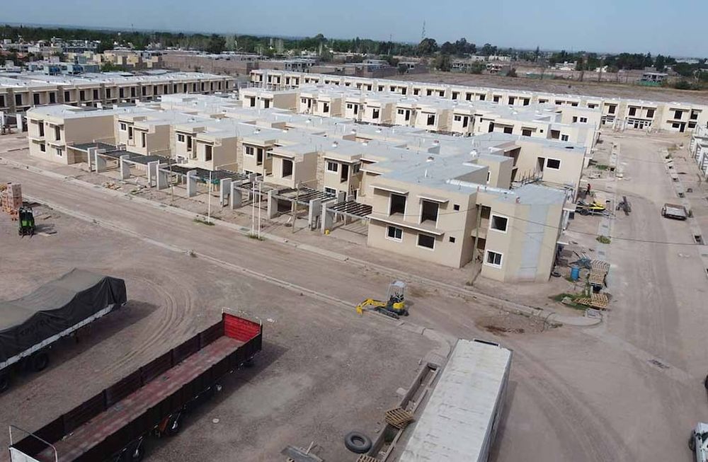El complejo de más de 100 viviendas en calle Urquiza al 700 está desierto. La obra está casi finalizada, pero paralizada. | Foto: José Gutiérrez / Los Andes