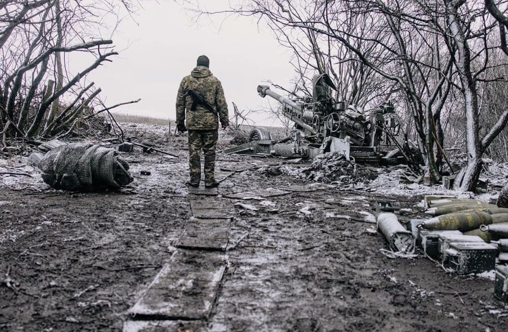 Un soldado ucraniano entre municiones y hielo en la localidad de Soledar, en la región del Donbás.