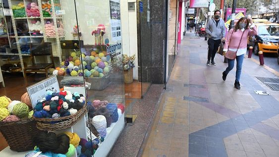 Aún los locales que optan por no poner los precios a la vista –como dijo un comerciante, “para no asustar a los clientes”. Foto: José Gutierrez / Los Andes