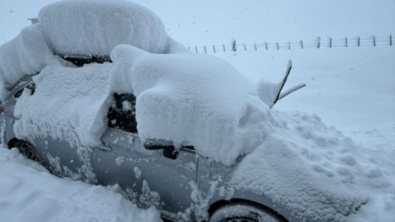 Las intensas nevadas, por las que rige una alerta amarilla, continuarán durante los próximos días y mantendrán cerrados los centros de esquí.