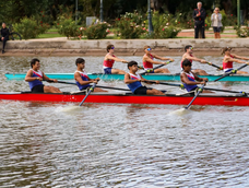 El 4 juniors de Regatas se impuso en la primera prueba de la tarde en el lago del Parque General San Martín. El 4 juniors de Regatas se impuso en la primera prueba de la tarde en el lago del Parque General San Martín.