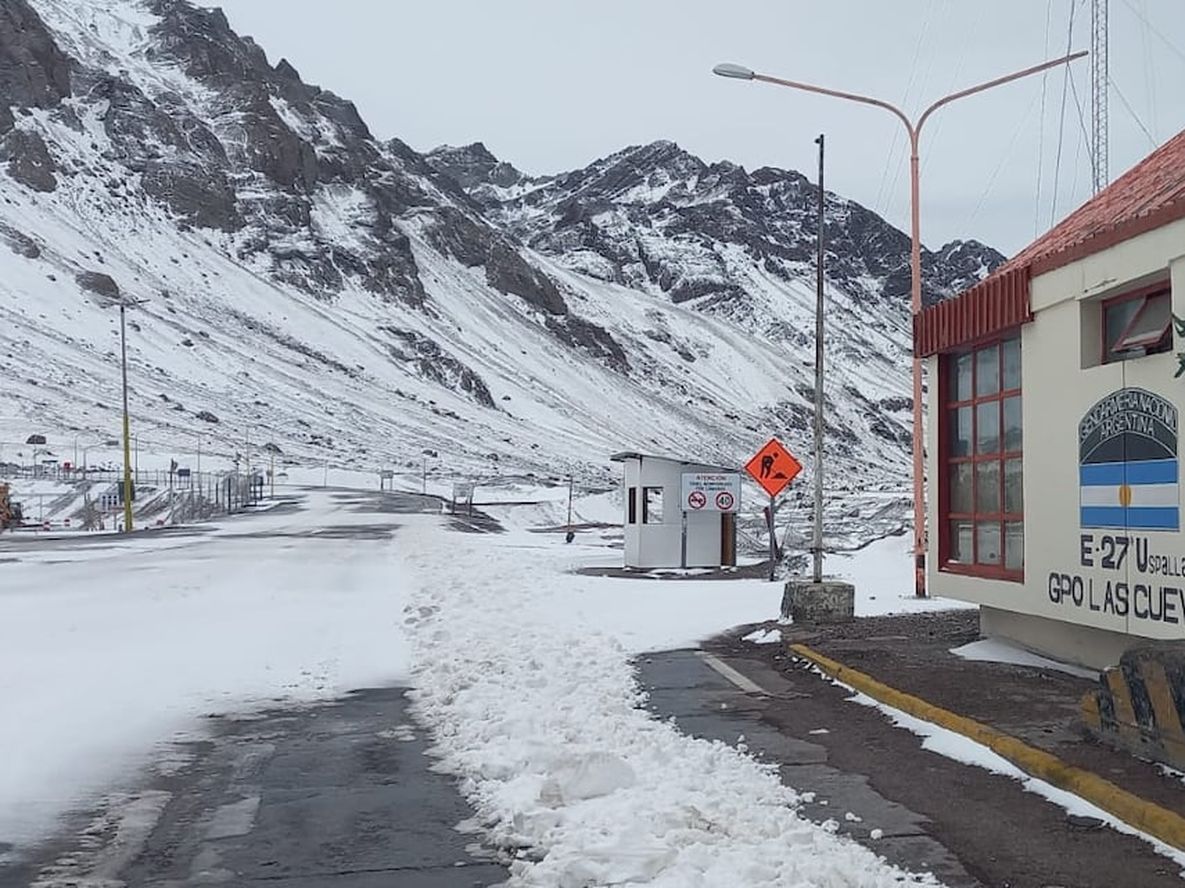 Nevada en Las Cuevas. Cerraron el paso Cristo Redentor. / Gentileza Gendarmería