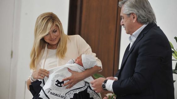Fabiola Yáñez y Alberto Fernández presentando a su hijo Francisco en abril de 2022. Foto archivo: Clarín