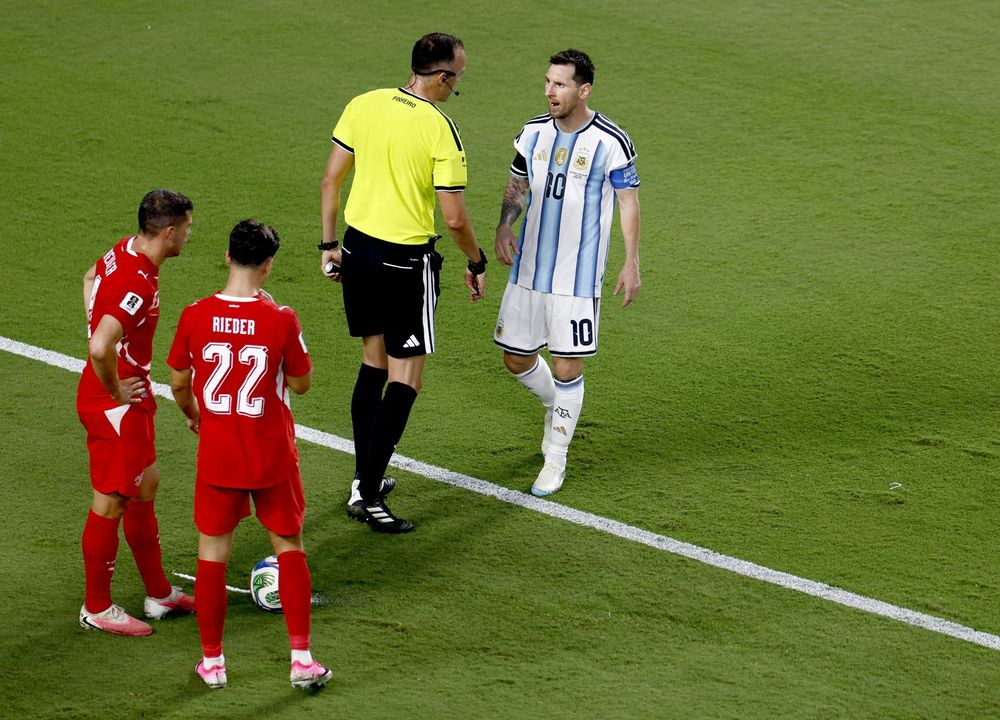 El fuerte cruce entre el capitán argentino y el árbitro del encuentro Wilton Pereira Sampaio Pinheiro.