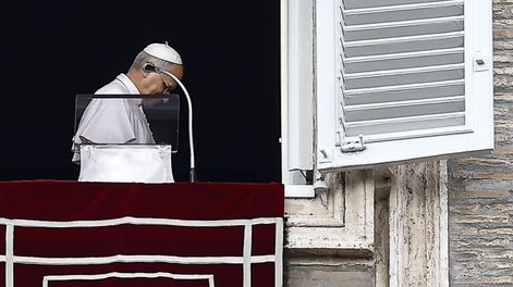 El Papa León XIV es visto durante el rezo del Ángelus, la oración tradicional de los domingos, desde la ventana de su despacho con vistas a la Plaza de San Pedro, un día después de su alta del Hospital Universitario Agostino Gemelli, donde había sido ingresado para una intervención quirúrgica, Ciudad del Vaticano, 18 de octubre de 2026.&nbsp;