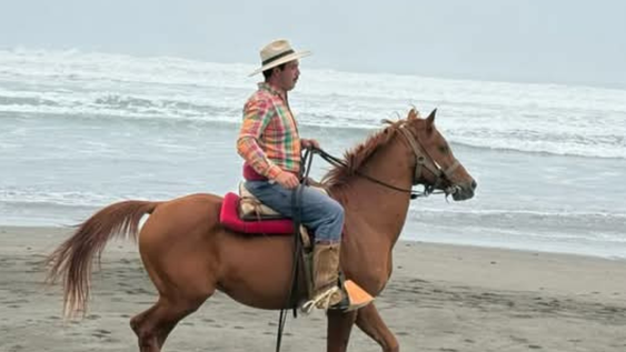 Elio amansa caballos salvajes. Vive por ellos desde niño.