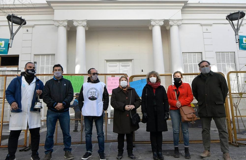 Pablo Massutti (SUTE), César Llanos (Judiciales), Sebastián Henríquez (SUTE), Isabel del Pópolo y Claudia Iturbe (Ampros), Lidia Rodríguez y Ramiro Quevedo Mendoza (APOC). El ausente es Roberto Macho (ATE).Foto: Orlando Pelichotti / Los Andes