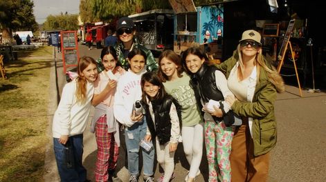 Bianca, Rosario, Paulina, Mercedes, Catalina y Julieta junto Andrea Bécares y Ariadna Martín.