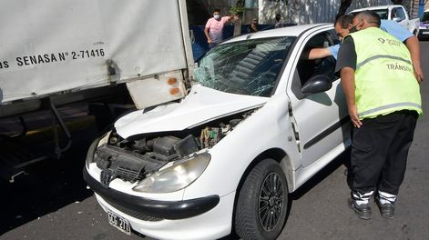 Los Andes | Accidente automovilístico en Francisco de la Rosa y Belgrano, de Godoy Cruz entre un auto y camión, deja el saldo de un herido.Foto: Orlando Pelichotti / Los Andes
