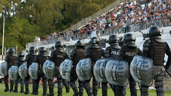 Personal policial en el estadio Víctor Antonio LegrotaglieFoto : Orlando Pelichotti
