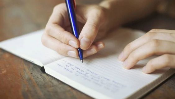 La grafología también lo asocia con una mente muy particular y un modo de concentrarse poco común.