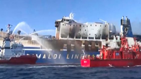 Sucedió durante la mañana del domingo, según dio a conocer la Guardia Costera. Hasta ese momento habían 11 personas desaparecidas, el hombre salvado se encontraba en la popa del barco.