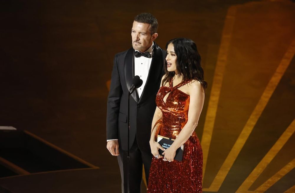 Antonio Banderas y Salma Hayek durante la 95ª ceremonia anual de los Premios de la Academia en el Dolby Theatre de Hollywood, Los Ángeles, California. Foto: EFE/EPA/ETIENNE LAURENT