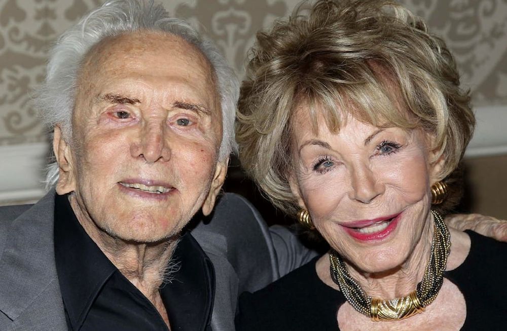 Kirk Douglas sigue siendo un romántico