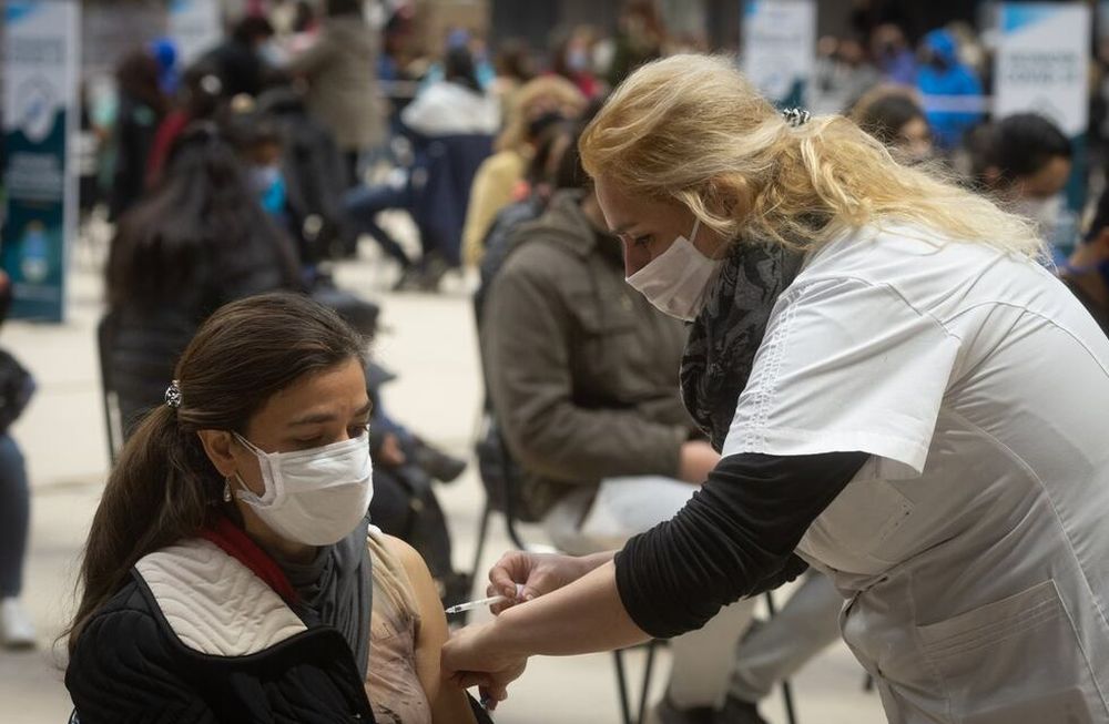 Mendoza 30 de julio de 2021    Estudiantes de Enfermería son voluntarios para vacunarMariana Vidal es voluntaria y vacuna de docentes en la campaña de segundas dosis. Desde el mes de marzo se convoco a estudiantes de enfermería para que sean voluntarios para vacunar en los distintos vacunatorios habilitados en toda la provincia.     Foto: Ignacio Blanco / Los Andes