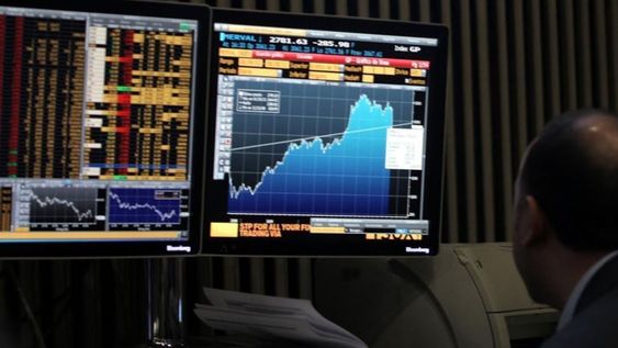 Acciones se disparan más de 10% mientras caen el riesgo país y el dólar blue tras la derrota electoral K