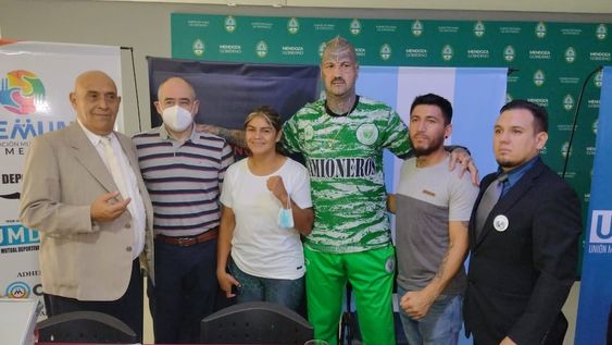 Yésica Marcos y Gonzalo el patón Basile firmaron contrato con la Unión Mutual Deportiva Artística Argentina y la Universal Boxing Association. / Gentileza.