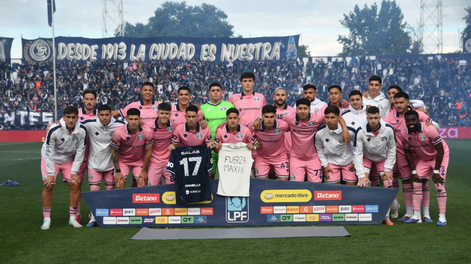 Un gesto que vale más que mil palabras, el plantel de Independiente Rivadavia alentó a Maxi Sala.